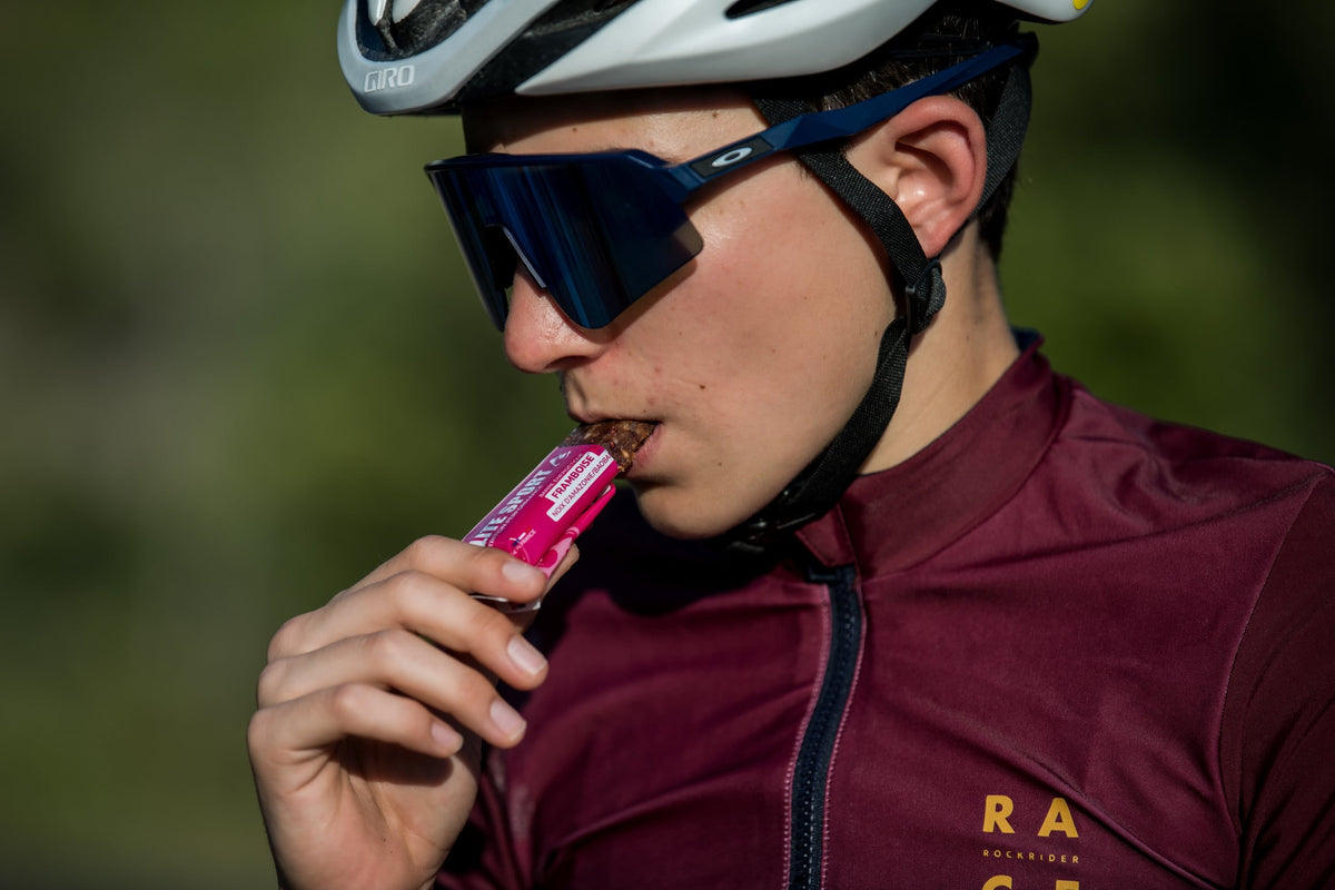 Sportif qui s'alimente pendant l'effort avec un produit Elite Sport